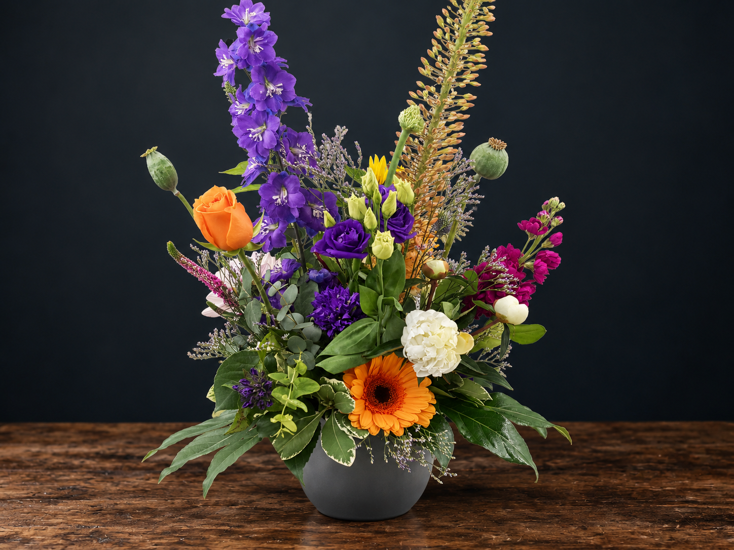 Bloemstuk-Nina-Delfinium-en-rozen-nieuw